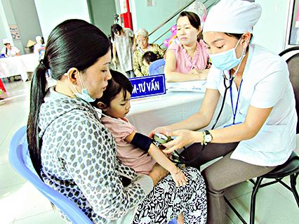 Kiểm tra sức khỏe cho trẻ trước khi tiêm phòng tại Trạm Y tế phường 7 (TP. Vũng Tàu).
