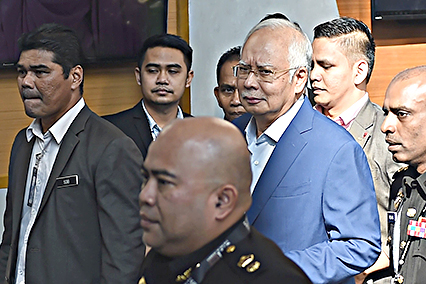 Cựu Thủ tướng Malaysia Najib Razak (giữa) tới trình diện Ủy ban chống tham nhũng (MACC) ở Putrajaya.