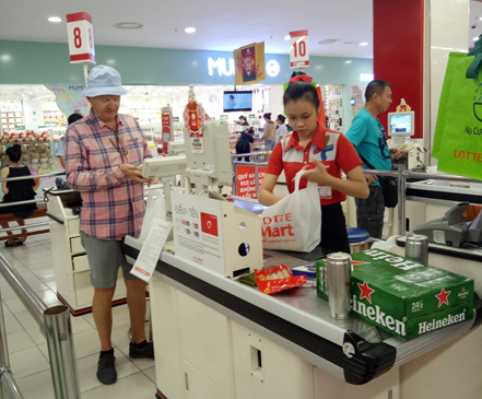 Nhân viên Siêu thị Lotte Mart Vũng Tàu tính tiền cho khách.