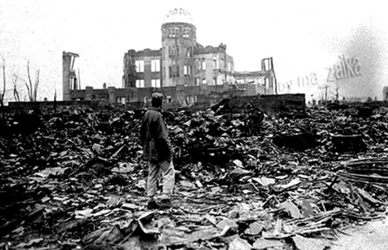 Hình ảnh thành phố Hiroshima (Nhật) bị tàn phá bởi bom nguyên tử năm 1945.  Ảnh: NHK. 