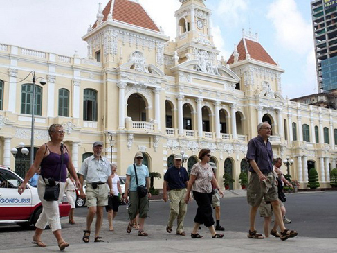 Du khách nước ngoài tham quan TP.Hồ Chí Minh.