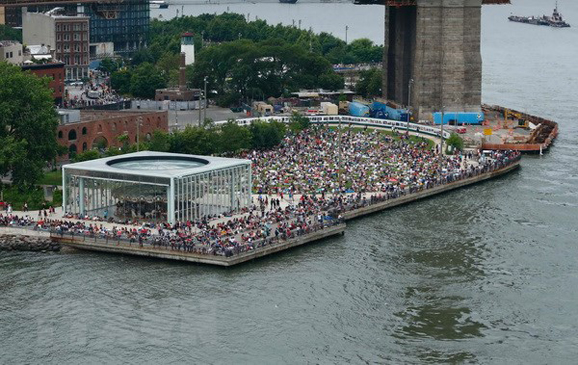 Người dân chờ đón màn trình diễn pháo hoa mừng Quốc khánh tại New York. 