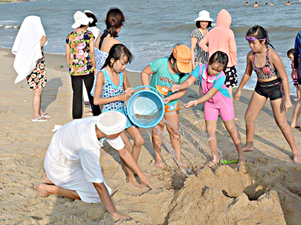 Du khách vui chơi trên bãi biển Alma Oasis Resort, huyện Long Điền.