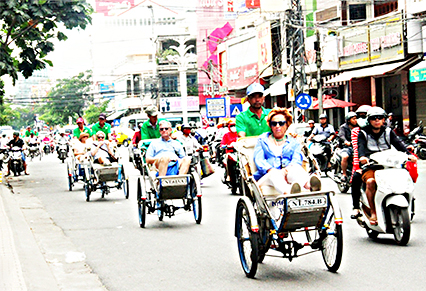 Khách du lịch tàu biển tham quan TP.Nha Trang bằng xích lô.