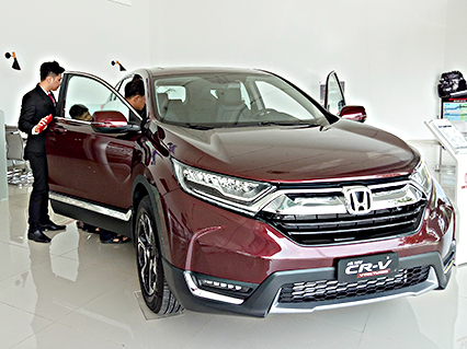 Khách hàng tìm hiểu dòng xe CR-V 2018 tại Salon Honda ô tô Vũng Tàu (phường Long Hương, TP.Bà Rịa).  Ảnh: ĐÔNG HIẾU