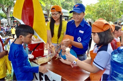 Các em nhỏ tham gia tập làm người bán hàng với hoạt động bán nước giải khát tại Sân chơi kỹ năng “Vui hè - Trải nghiệm” 2018 tổ chức tại Đường sách TP.Vũng Tàu