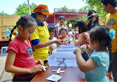 Các em nhỏ thực hành cắt giấy tạo hình cân bằng, động vật chuyển động tại Sân chơi.