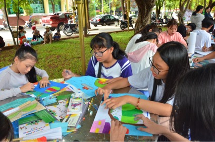 Một nhóm HS THCS tham gia vẽ tranh chủ đề “Biển đảo” tại Sân chơi kỹ năng “Vui hè - Trải nghiệm” 2018.