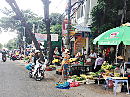 Tình trạng lấn chiếm lòng đường, vỉa hè để buôn bán thường xuyên tái diễn tại khu vực chợ Phi Trường (đường Trương Công Định).