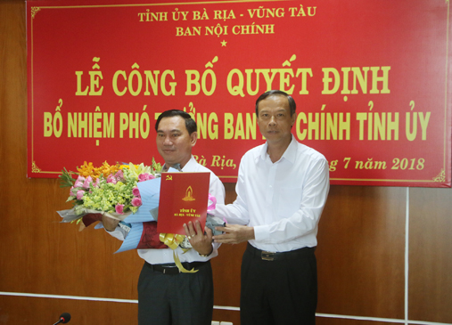 Đồng chí Nguyễn Văn Thọ, Ủy viên Ban Thường vụ Tỉnh ủy, Trưởng Ban Nội chính Tỉnh ủy tặng hoa chúc mừng đồng chí Nguyễn Văn Đa. 