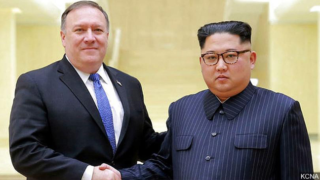 Ngoại trưởng Mỹ Pompeo và nhà lãnh đạo Triều Tiên Kim Jong-un. Ảnh: KCNA