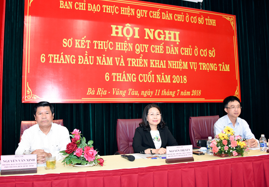 Các đồng chí: Nguyễn Thị Yến, Phó Bí thư Thường trực Tỉnh ủy, Trưởng Đoàn Đại biểu Quốc hội tỉnh, Trưởng Ban Chỉ đạo thực hiện QCDC tỉnh; Nguyễn Văn Xinh, Ủy viên Ban Thường vụ, Trưởng Ban Tuyên giáo Tỉnh ủy, Phó Trưởng Ban Chỉ đạo thực hiện QCDC tỉnh; Đặng Minh Thông, Tỉnh ủy viên, Phó Chủ tịch UBND tỉnh, Phó Trưởng Ban Chỉ đạo thực hiện QCDC tỉnh chủ trì hội nghị.