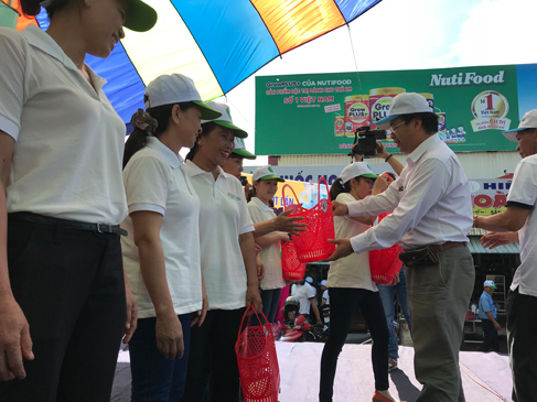 Ông Đặng Sơn Hải, Phó Giám đốc Sở TN-MT tặng làn nhựa đi chợ cho người dân trong chiến dịch “Nói không với túi ni-lông” tại lễ Mít tinh hưởng ứng ngày môi trường thế giới 5-6.