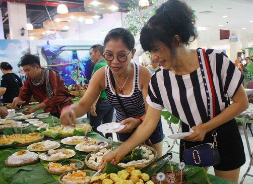 Thực khách thưởng thức các món bánh dân gian tại buffet bánh dân gian Nam bộ. 