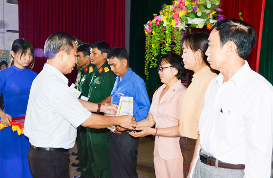 Đồng chí Võ Hữu Hạnh, Phó Bí thư Thường trực Huyện ủy Long Điền trao Giấy khen cho các tập thể điển hình tiêu biểu trong 2 năm thực hiện Chỉ thị  05-CT/TW.  