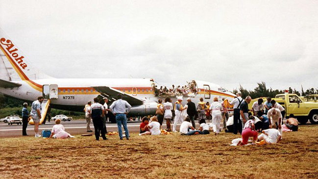 Máy bay Boeing 737 của hãng hàng không Aloha Airlines mang số hiệu 243 hạ cánh khẩn cấp sau khi bị tốc mái khi đang bay trên Thái Bình Dương. Ảnh: LOE