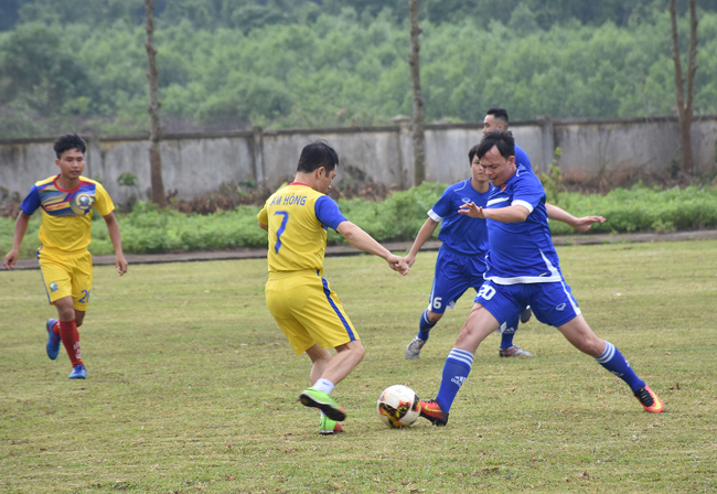 Pha bóng trong trận đấu giữ PTV Sài Gòn (áo xanh, TP.HCM) gặp FC Lam Hồng (BR-VT).