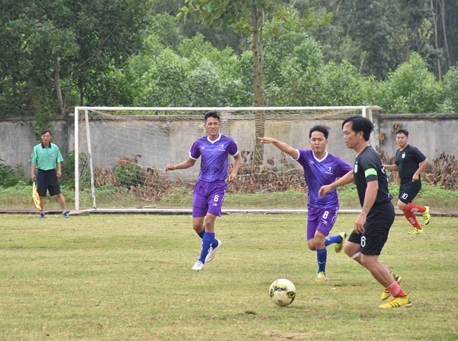 Pha bóng trong trận đấu giữ FC Hiếu Nghĩa (áo tím, TP.HCM) gặp FC Khánh Vũ (BR-VT)