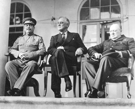 “Bộ Ba” (từ trái sang) Josep Stalin, Frank Roosevelt và Winston Churchill tại Tehran ngày 28-11-1943.