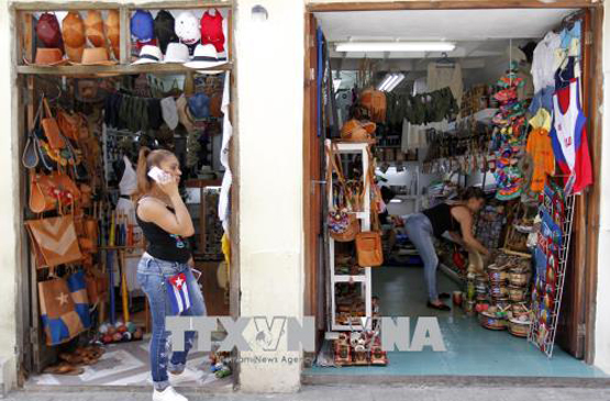 Người dân bán hàng hóa tại một cửa hàng tư nhân ở La Habana, Cuba.