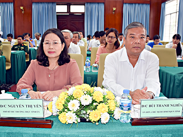 Các đồng chí: Nguyễn Thị Yến, Phó Bí thư Thường trực Tỉnh ủy, Trưởng Đoàn Đại biểu Quốc hội tỉnh; Bùi Thanh Nghĩa, Ủy viên Ban Thương vụ Tỉnh ủy, Chủ tịch UBMTTQVN tỉnh tham dự hội nghị. 