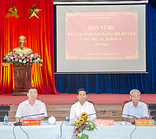 Các đồng chí: Bùi Chí Thành, Ủy viên Dự khuyết Trung ương Đảng, Bí thư Huyện ủy, Chủ tịch HĐND huyện; Nguyễn Công Vinh, Phó Bí thư Huyện ủy, Chủ tịch UBND huyện Châu Đức; Phạm Văn Hào, Phó Bí thư Thường trực Huyện ủy Châu Đức chủ trì Hội nghị.