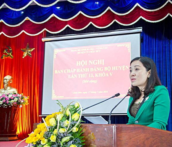 Đồng chí Nguyễn Thị Thu Hằng, Chánh Văn phòng Huyện ủy Châu Đức báo cáo tóm tắt tình hình thực hiện nhiệm vụ 6 tháng đầu năm.