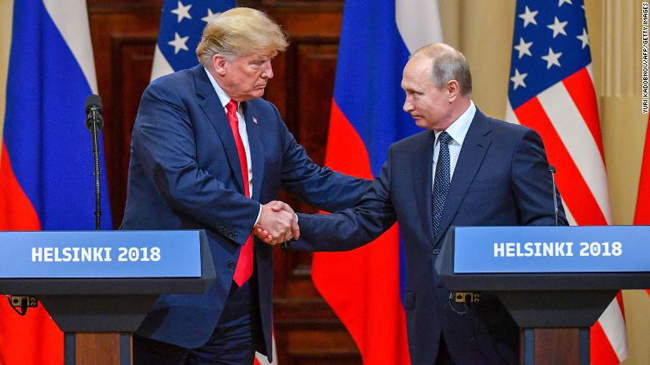 Tổng thống Mỹ Donald Trump (trái) và Tổng thống Nga Vladimir Putin trong cuộc gặp thượng đỉnh tại Helsinki, Phần Lan ngày 16-7.