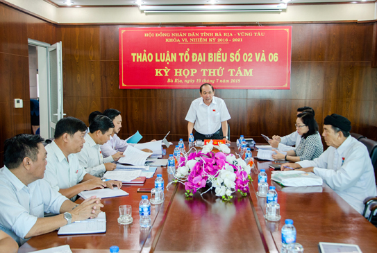 Đồng chí Huỳnh Văn Hồng, Phó Trưởng Ban Văn hóa-xã hội, HĐND tỉnh chủ trì tổ thảo luận số 2 và 6.