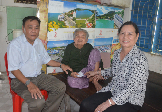 Ông Trần Quang Vinh, Phó Chủ tịch HĐND huyện Long Điền và bà Trần Thị Thu, Chủ nhiệm CLB Hưu trí huyện thăm hỏi, tặng quà Mẹ Việt Nam Anh hùng Phan Thị Khương.