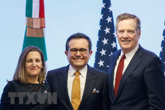 Đại diện Thương mại Mỹ Robert Lighthizer (phải),  Bộ trưởng Kinh tế Mexico Ildefonso Guajardo (giữa)  và Ngoại trưởng Canada Chrystia Freeland (trái).  