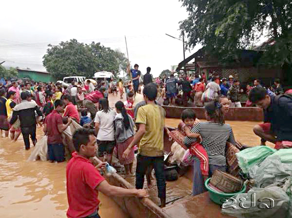 Cứu hộ người dân bị lũ tại Sanamxay.