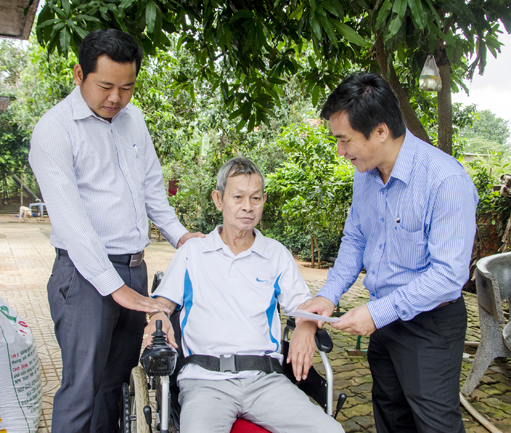 Đoàn Đại biểu Quốc hội tỉnh do đồng chí Dương Minh Tuấn, Tỉnh ủy viên, Phó Trưởng Đoàn đại biểu Quốc hội tỉnh làm Trưởng đoàn thăm, tặng quà bệnh binh Nguyễn Sơn Hà (ấp Nam, xã Long Phước, TP. Bà Rịa).