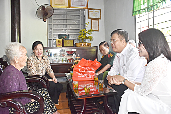 Đồng chí Nguyễn Văn Trình, Phó Bí thư Tỉnh ủy, Chủ tịch UBND tỉnh cùng lãnh đạo các sở, ngành thăm và tặng quà Mẹ VNAH Trần Thị Đường (xã Hòa Long, TP. Bà Rịa).