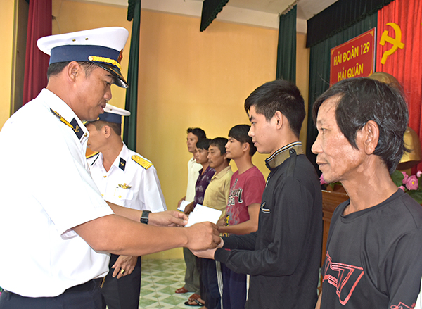 Đại tá Nguyễn Văn Hạnh, Phó Tổng Giám đốc Tổng Công ty Tân Cảng Sài Gòn trao tiền hỗ trợ các ngư bị nạn.