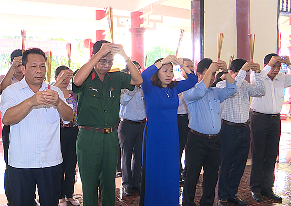 Đồng chí Nguyễn Thị Yến, Phó Bí thư Thường trực Tỉnh ủy, Trưởng Đoàn đại biểu Quốc hội tỉnh cùng các thành viên trong đoàn dâng hương tại Đền thờ liệt sĩ xã Hòa Long (TP. Bà Rịa).