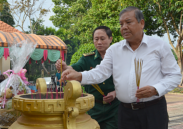 Đồng chí Bùi Thanh Nghĩa, Ủy viên Ban Thường vụ Tỉnh ủy, Chủ tịch UBMTTQVN tỉnh dâng hương tại Khu tưởng niệm liệt sĩ Trung đoàn 33 (xã Bình Ba, huyện Châu Đức).