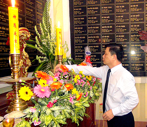 Đồng chí Nguyễn Thành Long, Ủy viên Ban Thường vụ Tỉnh ủy, Phó Chủ tịch UBND tỉnh dâng hương tại Đền thờ liệt sĩ thị trấn Long Điền (huyện Long Điền).