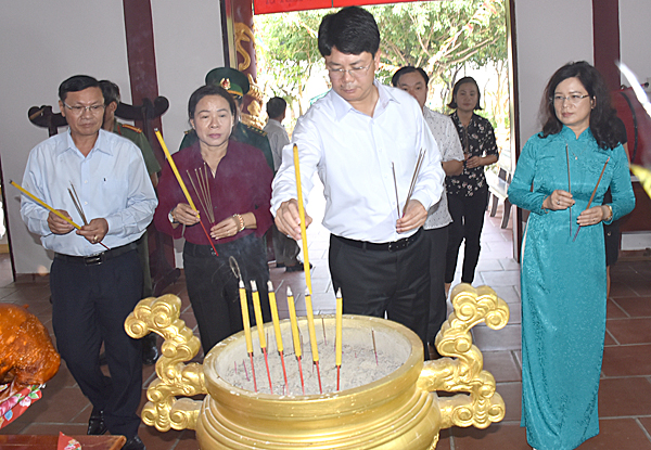 Đồng chí Nguyễn Thanh Tịnh, Tỉnh ủy viên, Phó Chủ tịch UBND tỉnh, cùng các thành viên trong đoàn dâng hương tại Đền thờ liệt sĩ phường Phước Trung (TP. Bà Rịa).