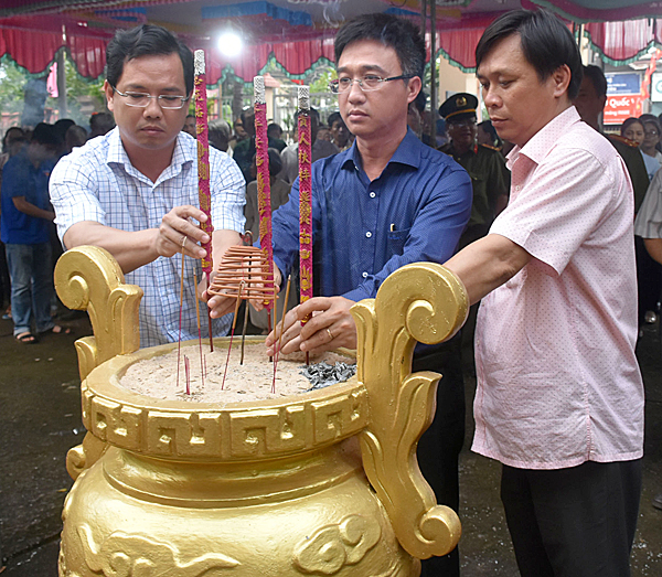 Đồng chí Đặng Minh Thông, Tỉnh ủy viên, Phó Chủ tịch UBND tỉnh cùng lãnh đạo UBND huyện Xuyên Mộc và xã Bàu Lâm dâng hương tại Đền thờ liệt sĩ xã Bàu Lâm.