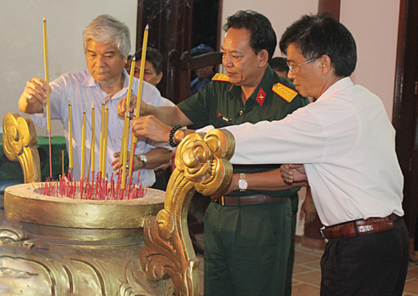 Đại tá Thái Văn Điền, Tỉnh ủy viên, Chính ủy Bộ CHQS tỉnh (giữa) cùng các thành viên trong đoàn dâng hương tại Đền thờ liệt sĩ phường Long Hương (TP.Bà Rịa).