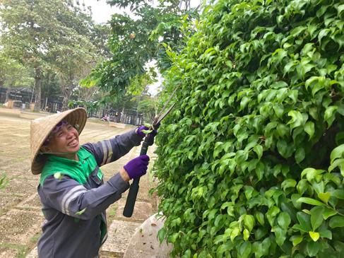 Chị Trần Thị Nga trong giờ làm việc.