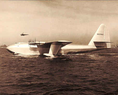 Chiếc Spruce Goose trượt trên mặt nước.  