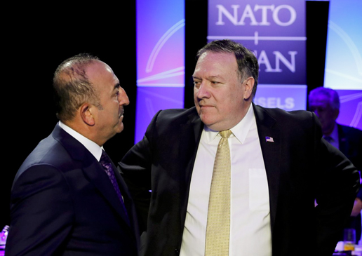 Ngoại trưởng Mỹ Mike Pompeo (phải) và người  đồng cấp Thổ Nhĩ Kỳ Mevlut Cavusoglu tại cuộc gặp ở Brussels, Bỉ ngày 11-7.  