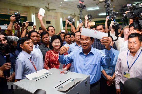 Thủ tướng Campuchia đồng thời là Chủ tịch CPP Samdech Techo Hun Sen đi bầu tại điểm bỏ phiếu ở tỉnh Kandal.  