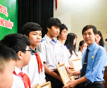 Ông Nguyễn Việt Dũng, Chủ tịch CĐVC tỉnh trao học bổng Nguyễn Đức Cảnh cho con CBCCVC vượt khó học giỏi. 