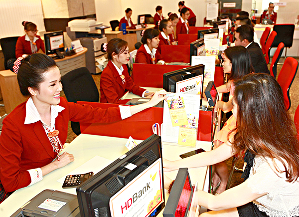 Khách hàng giao dịch tại hệ thống HDbank.