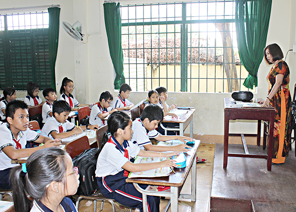 Một số trường có sĩ số HS quá đông gây ảnh hưởng đến chất lượng giảng dạy. Trong ảnh: Một tiết học tiếng Anh tại Trường TH Phước Thắng (TP. Vũng Tàu).