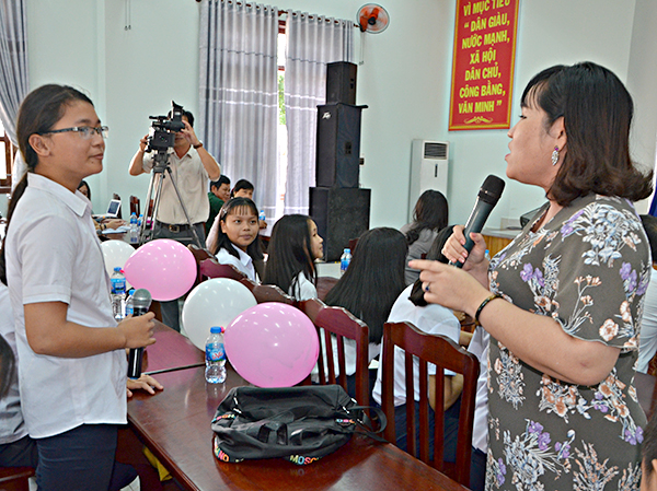Thạc sĩ tâm lý Tô Nhi A chia sẻ cùng thiếu nhi huyện Xuyên Mộc về giải pháp bảo vệ trẻ em trước tình trạng bạo lực học đường.