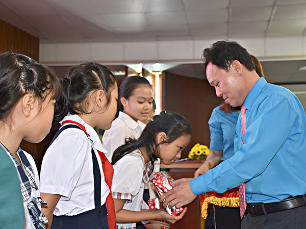 Đại diện CĐ Ngành xây dựng trao học bổng Nguyễn Đức Cảnh năm 2018 cho con CNVCLĐ.